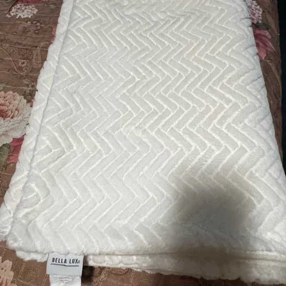 Bella Luxx Soft White Chevron Throw Blanket - Picture 2 of 10